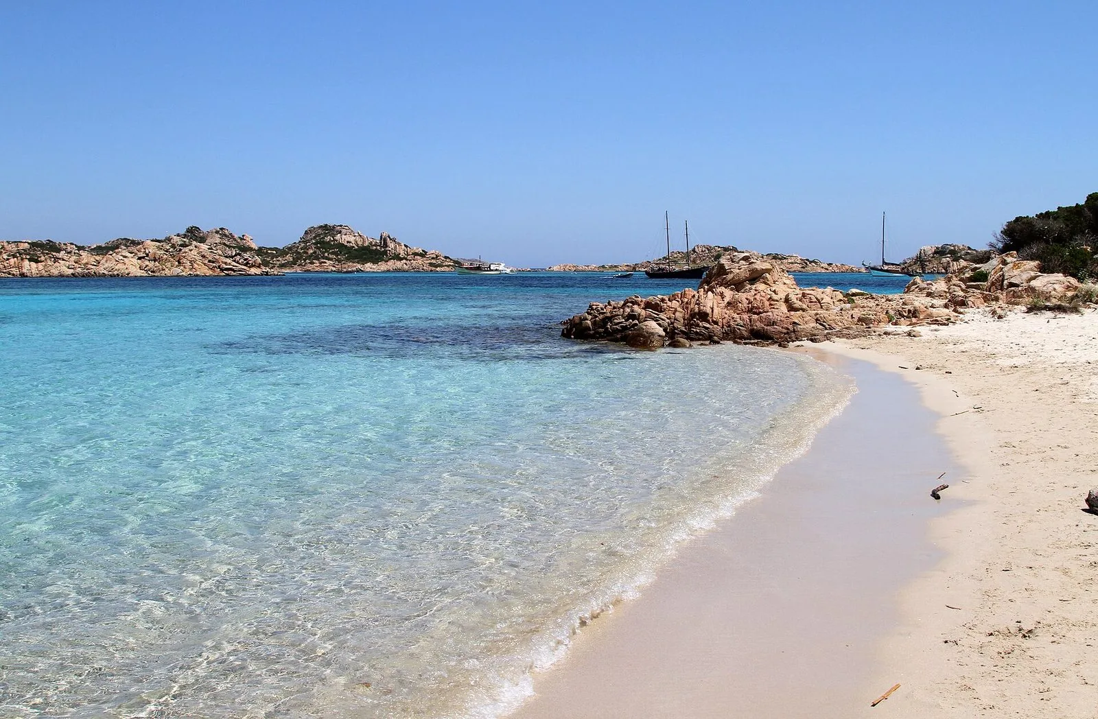 Spiaggia del Cavaliere sull'isola di Budelli, acqua turchese e scogli di granito rosa nell'Arcipelago di La Maddalena